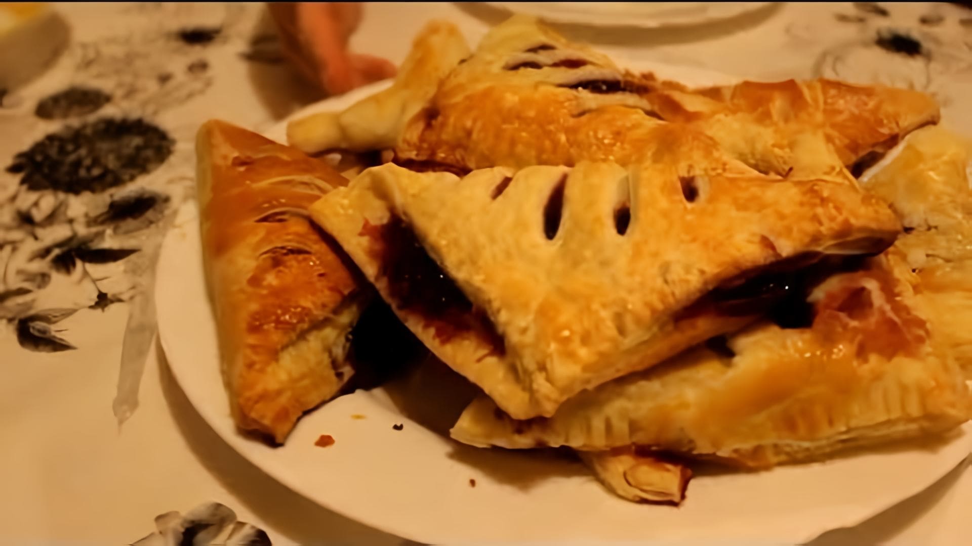 Видео: Слоеные пирожки с Нутеллой