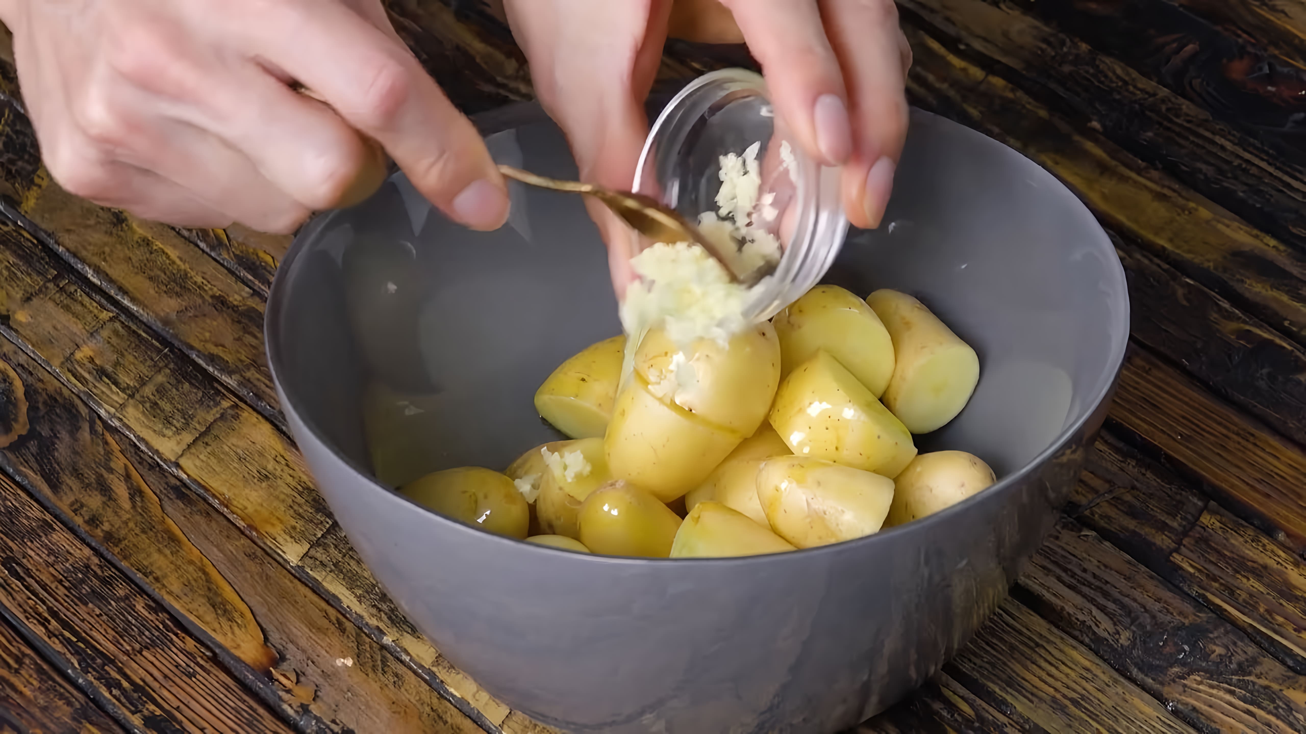 Видео: Много чеснока, много вкуса – идеальный рецепт куриной грудки!