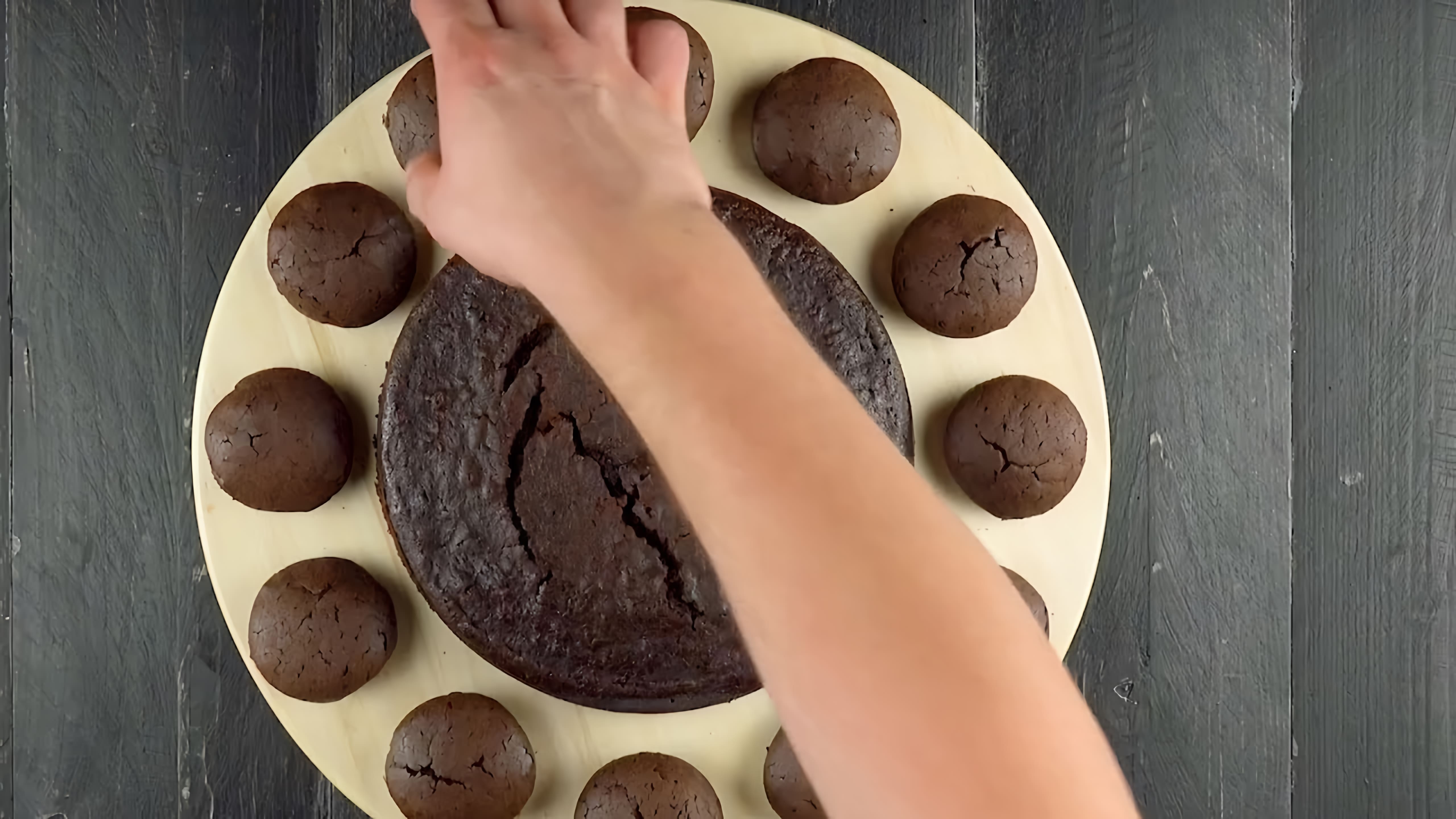 Видео: Кладем 12 шоколадных кексов в круг и украшаем кремом. Идеально на 31 декабря!