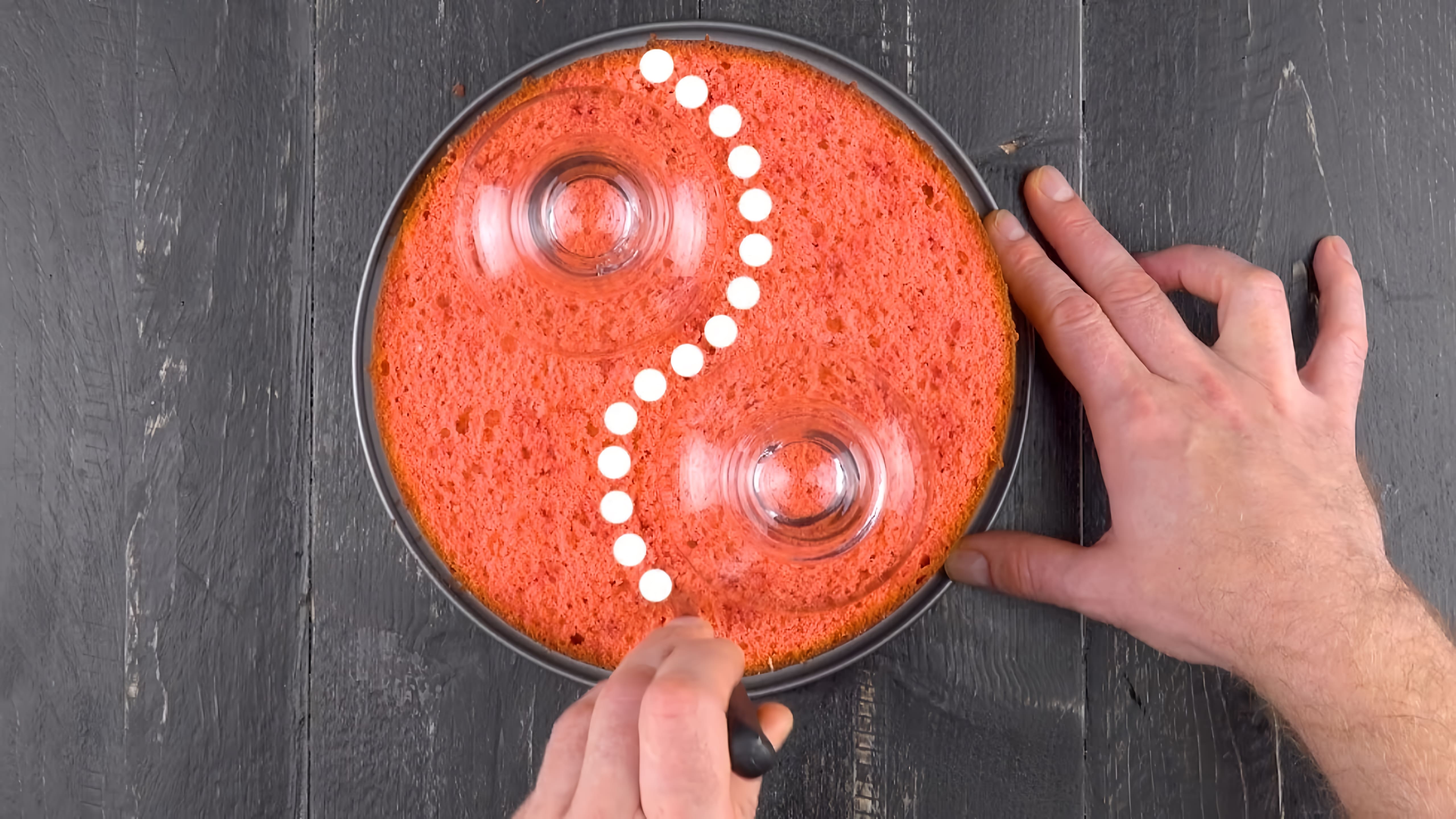 Видео: Две креманки, острый нож — режем бисквит для идеального десерта.