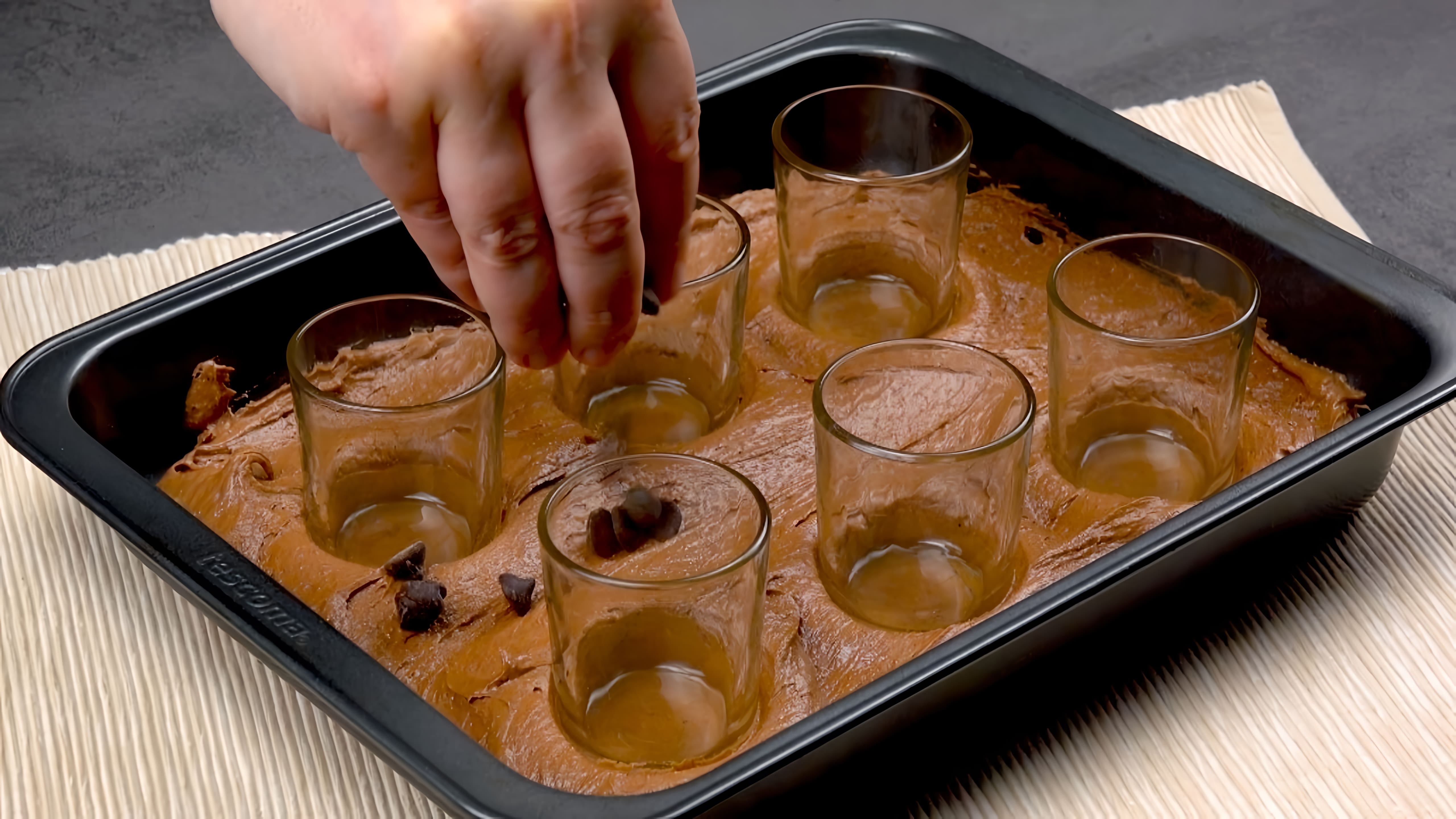 Видео: Вставляем 6 стаканов в мягкое тесто и получаем классный праздничный десерт.