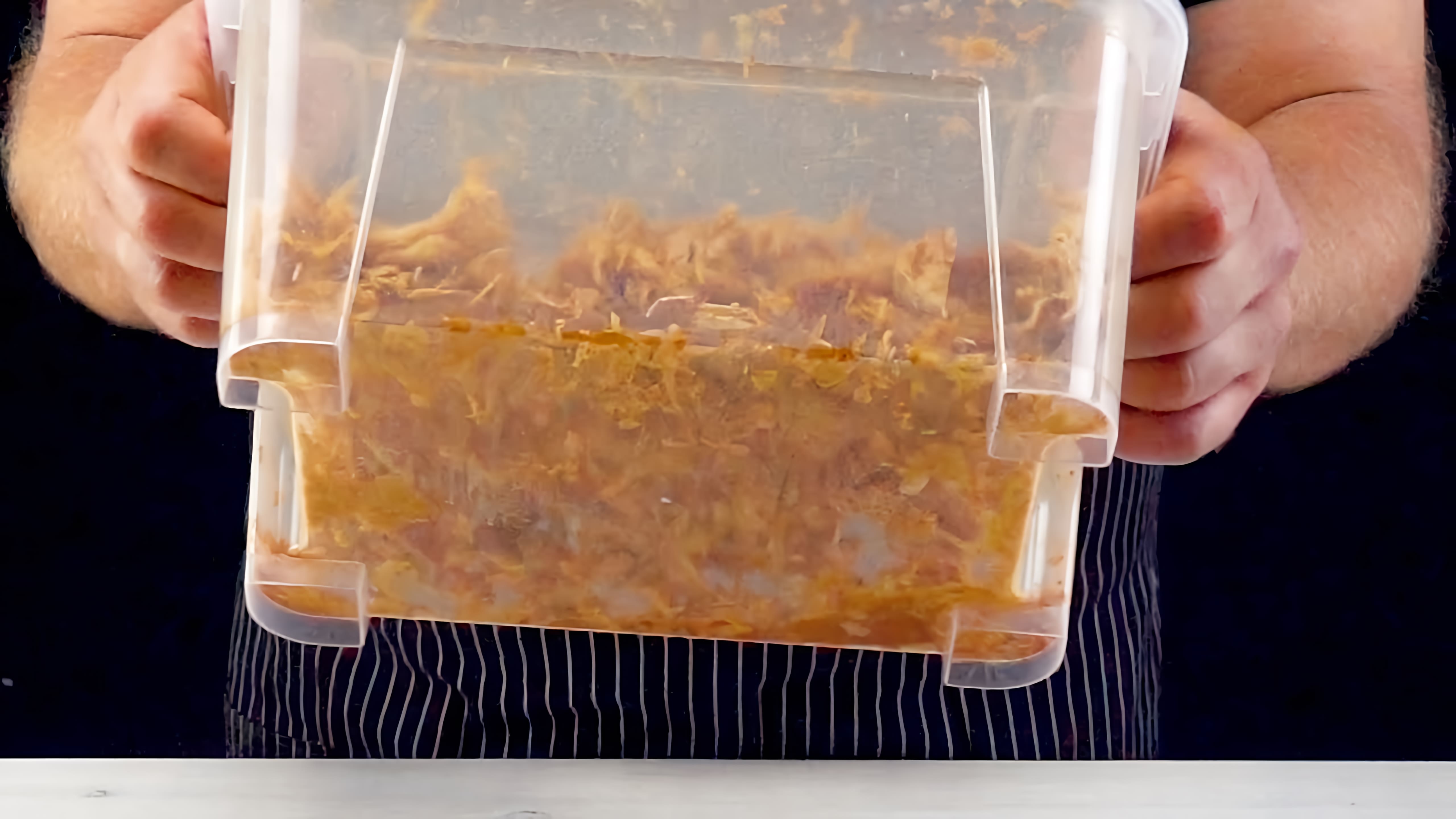 Видео: Встряхиваем 3 куриные грудки в пластиковой коробке для идеального вкуса.