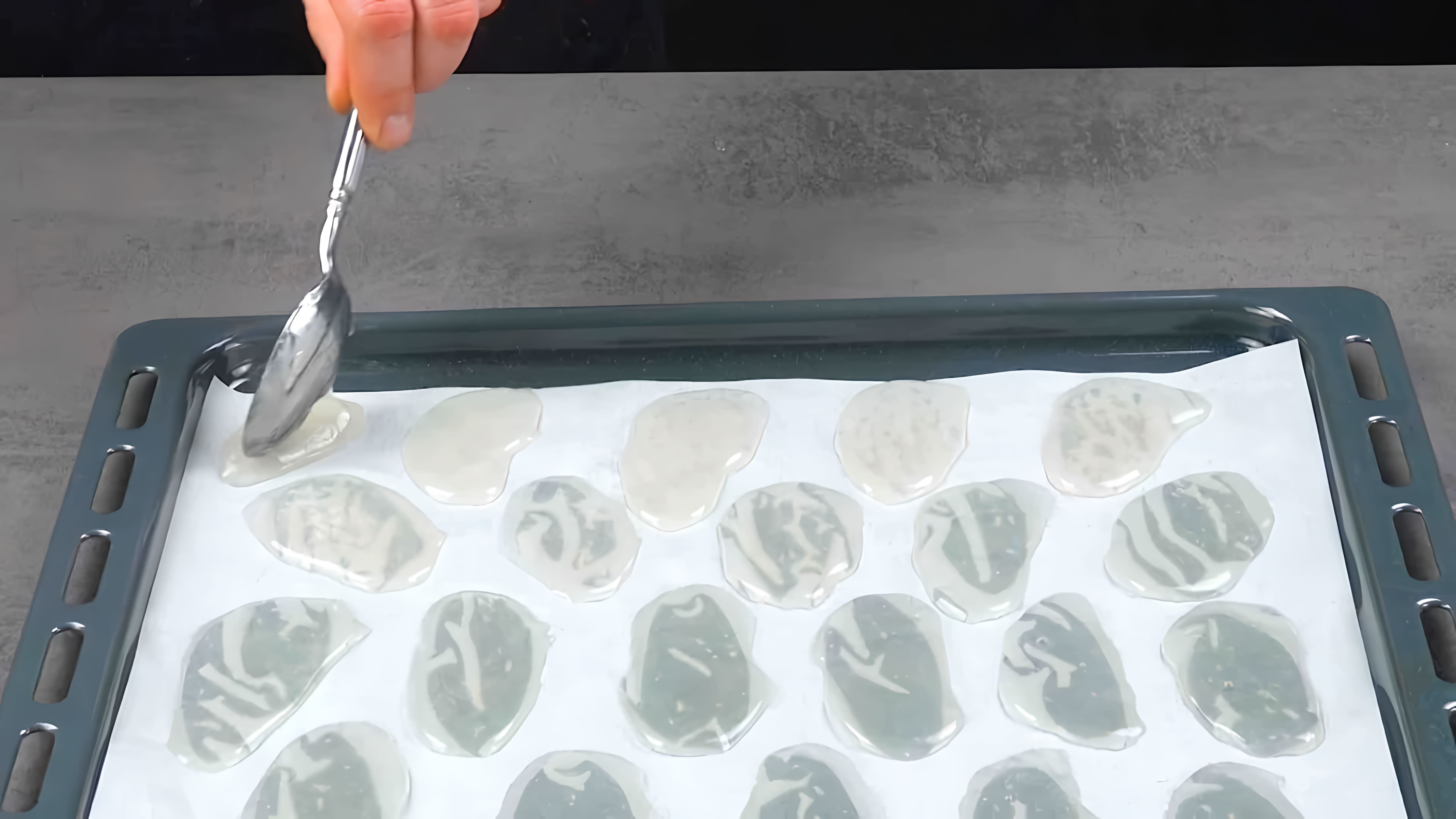 Видео: Намазываем жидкий картофель на противень и получаем «стеклянную» закуску.