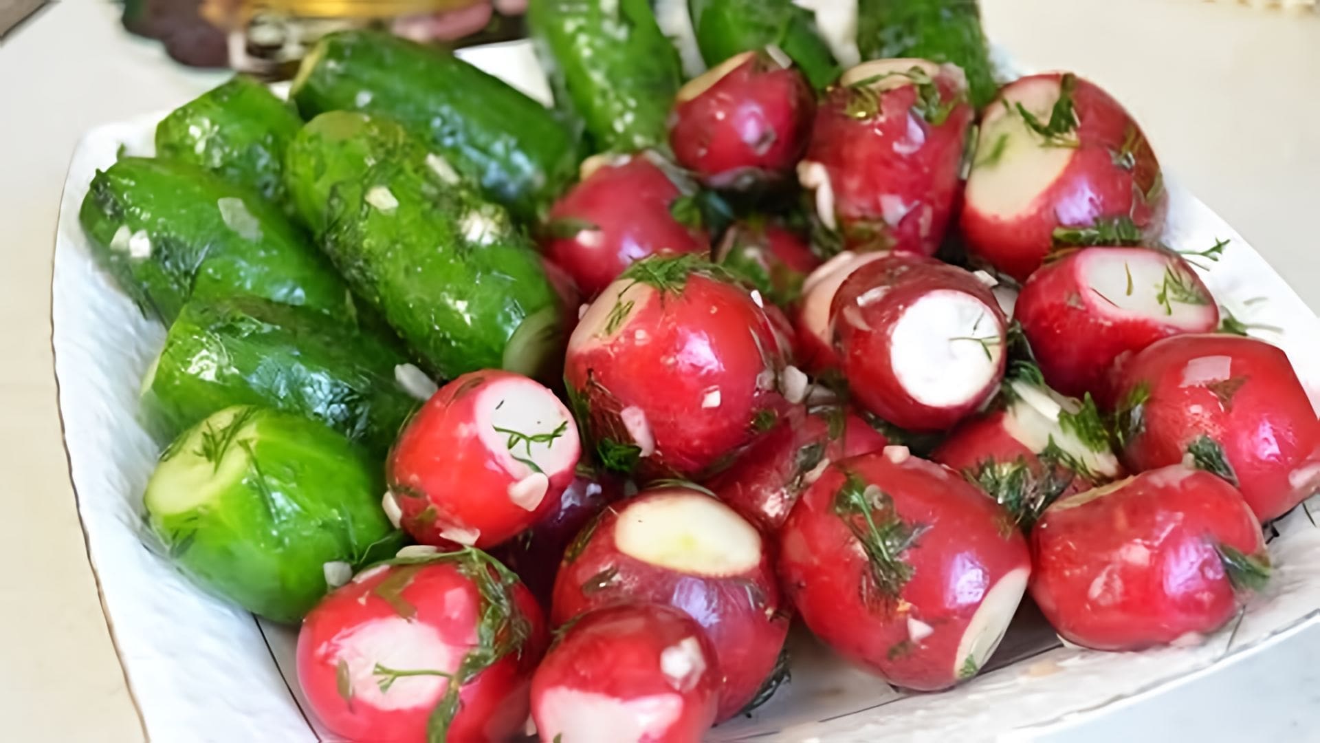 Видео: Купили невкусную редиску?  Сделайте ее с огурцами в пакете