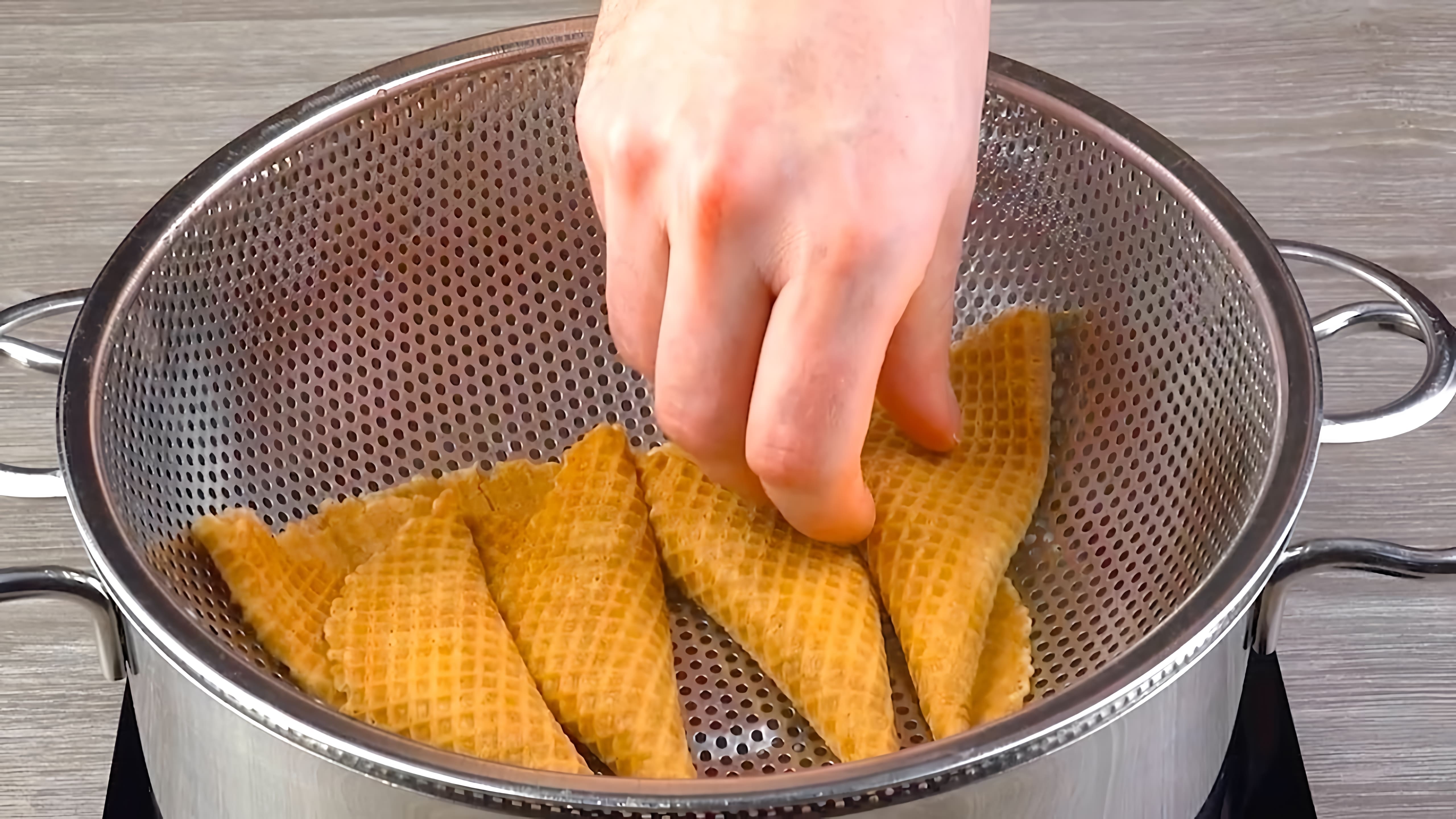 Видео: Вот что мы сделали с размякшими вафлями! Мини-десерт на миллион