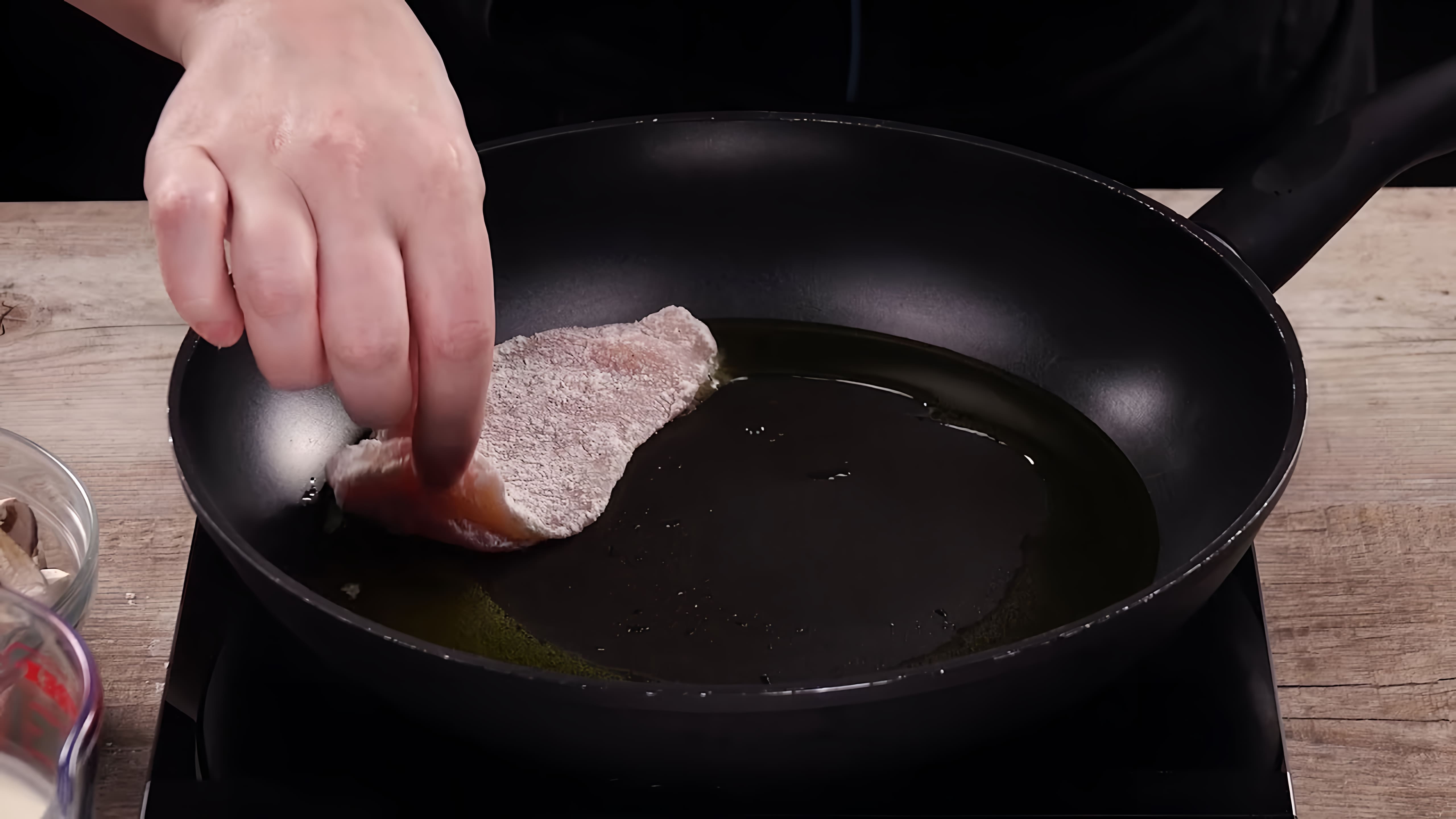 Видео: Курочка в сыре и оригинальный томатный соус на одной сковороде.