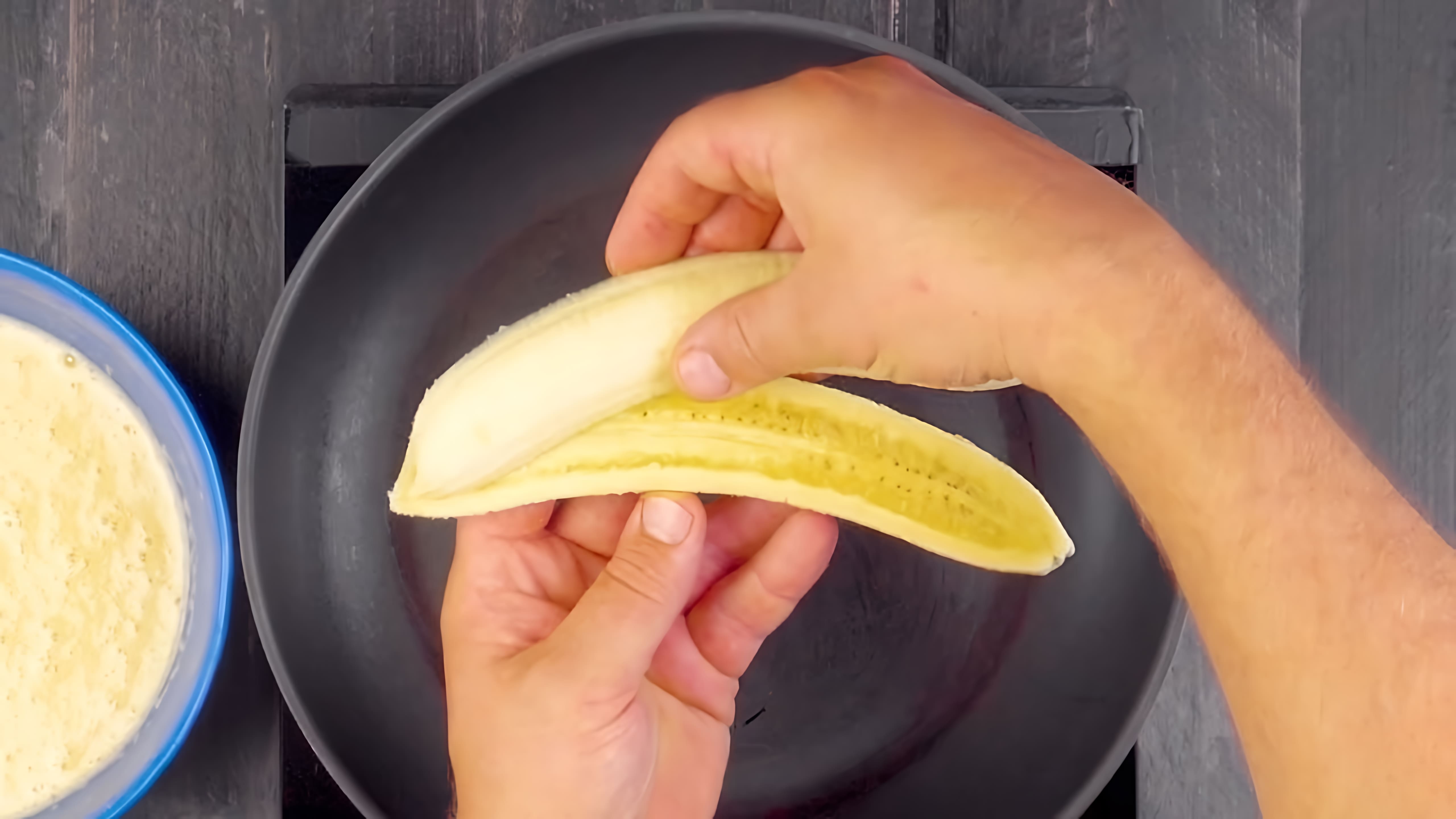Видео: Кладем фрукты на сковороду и заливаем тестом. Эти блины — просто чудо!