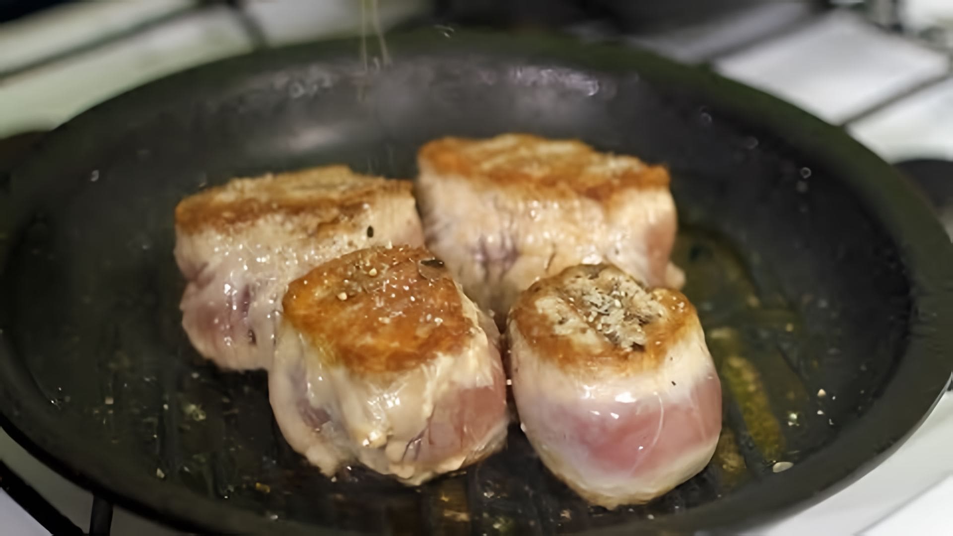 Видео: Стейк из свинины с горчичным соусом и гарниром
