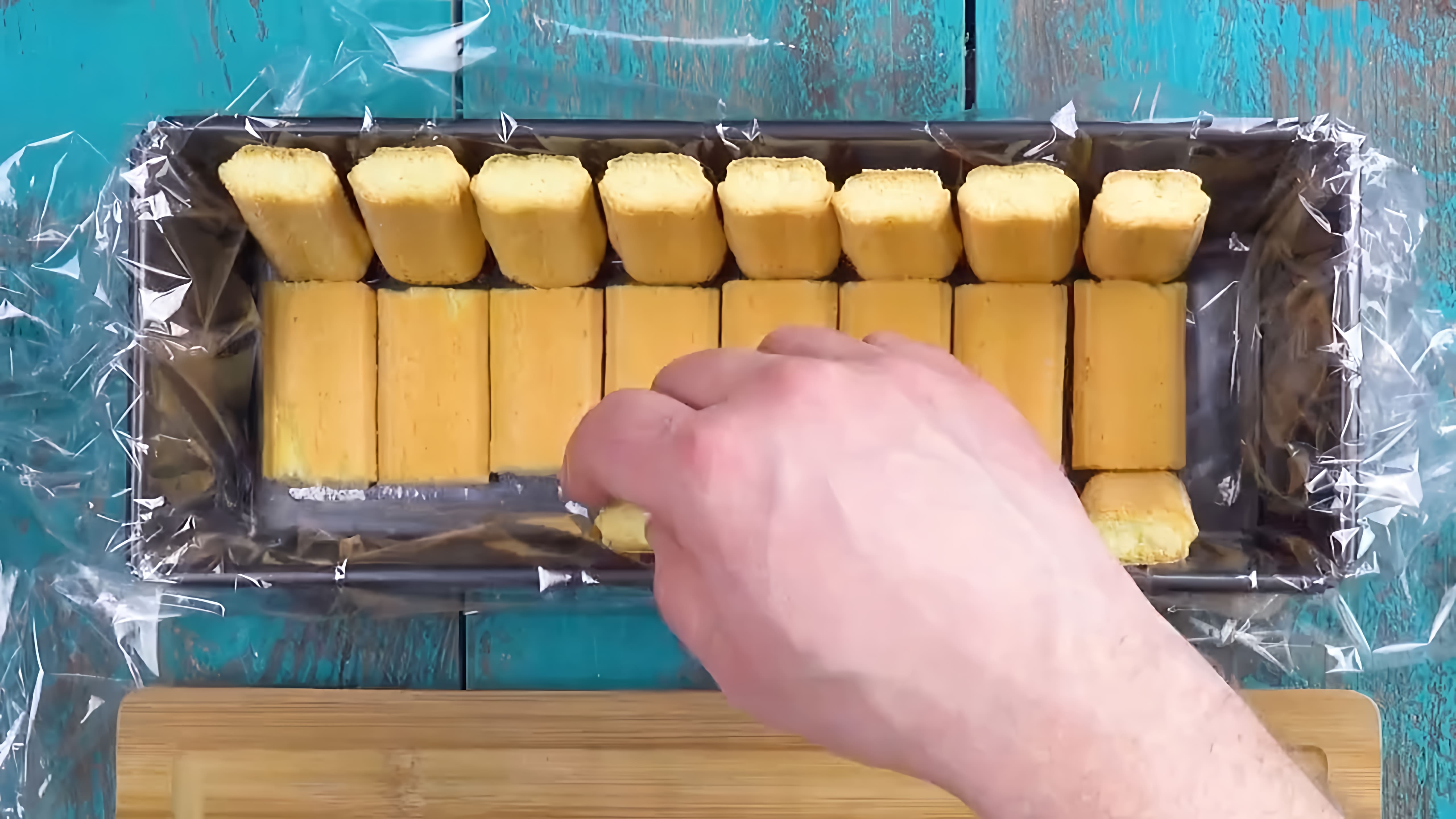 Видео: Выкладываем форму бисквитным печеньем, осталось только добавить начинку.