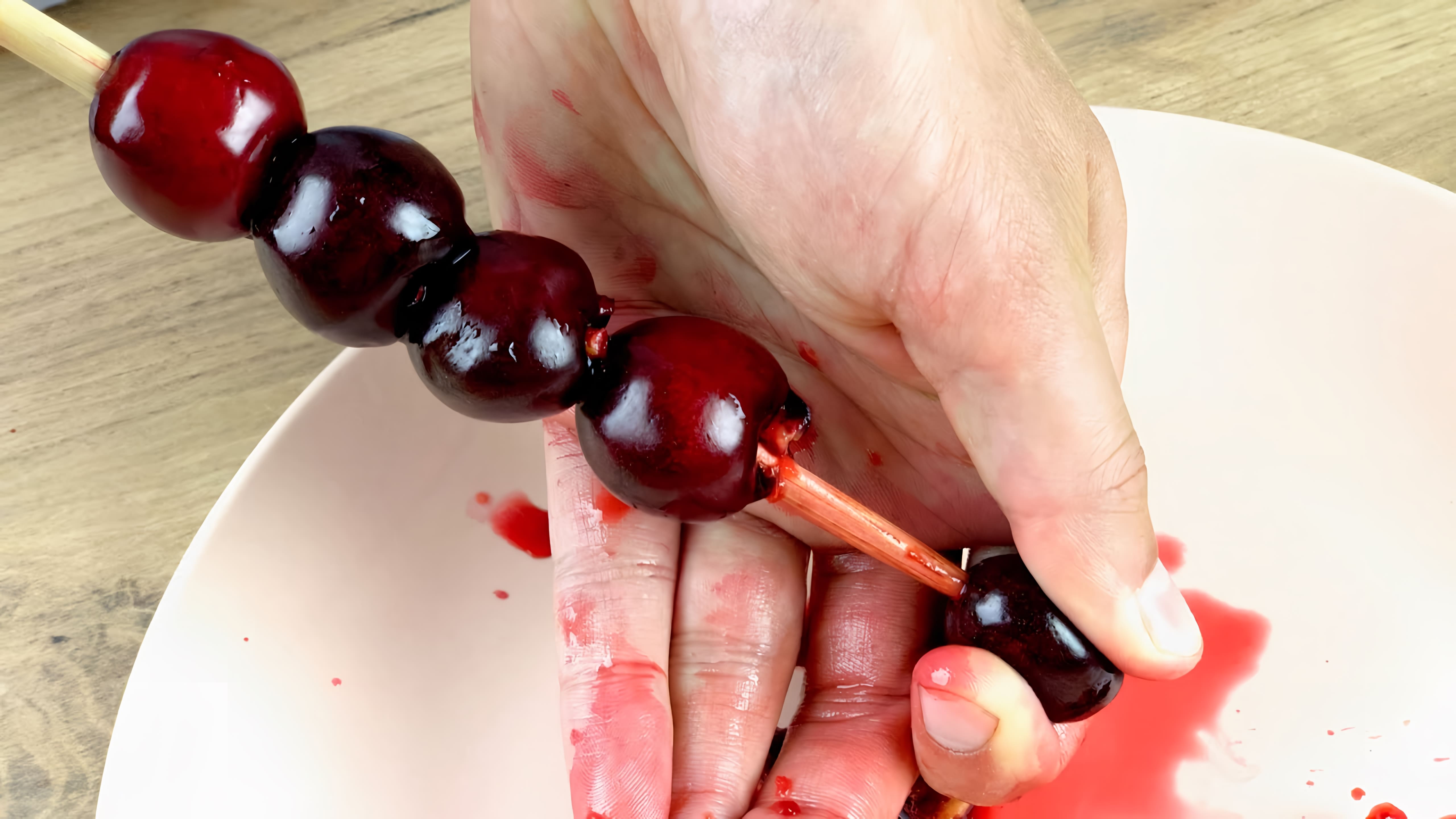 Видео: Нанизываем ягоды на палочку для суши, а затем просто берём слоёное тесто