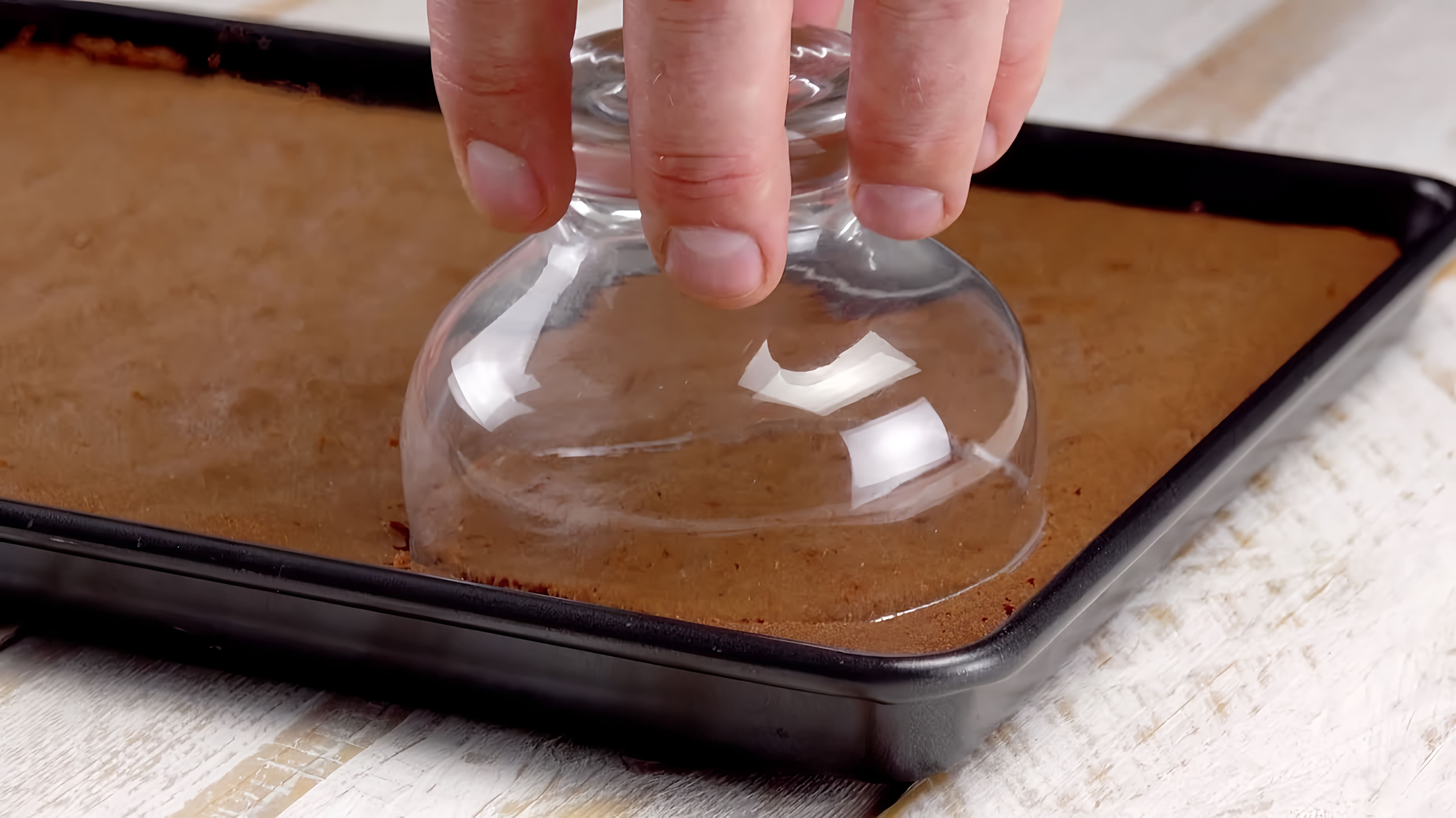Видео: Вырезаем круги из шоколадного теста и готовим крем. Этот тортик бесподобен!