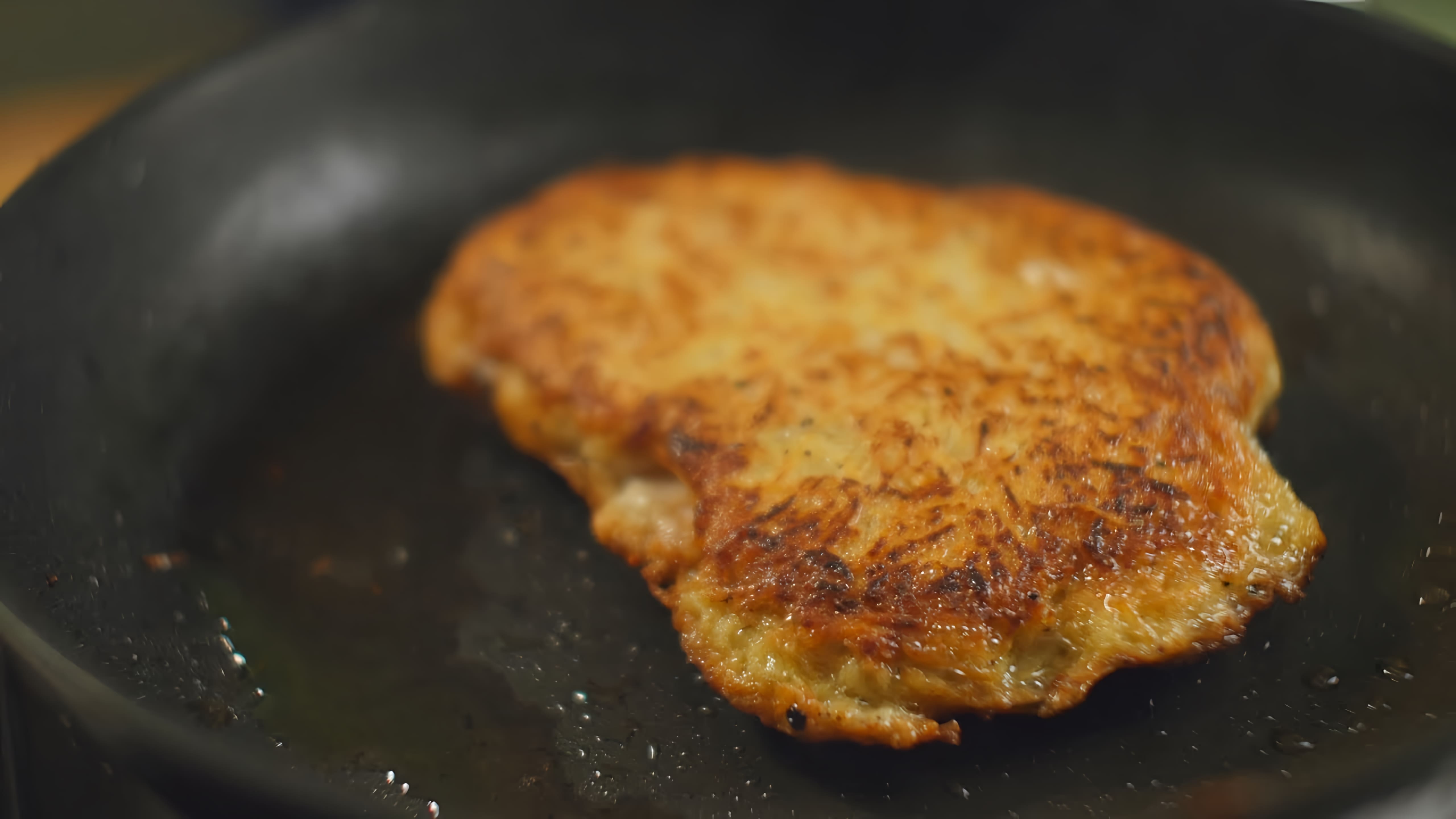 Видео: Мясо в драниках со сметанным соусом