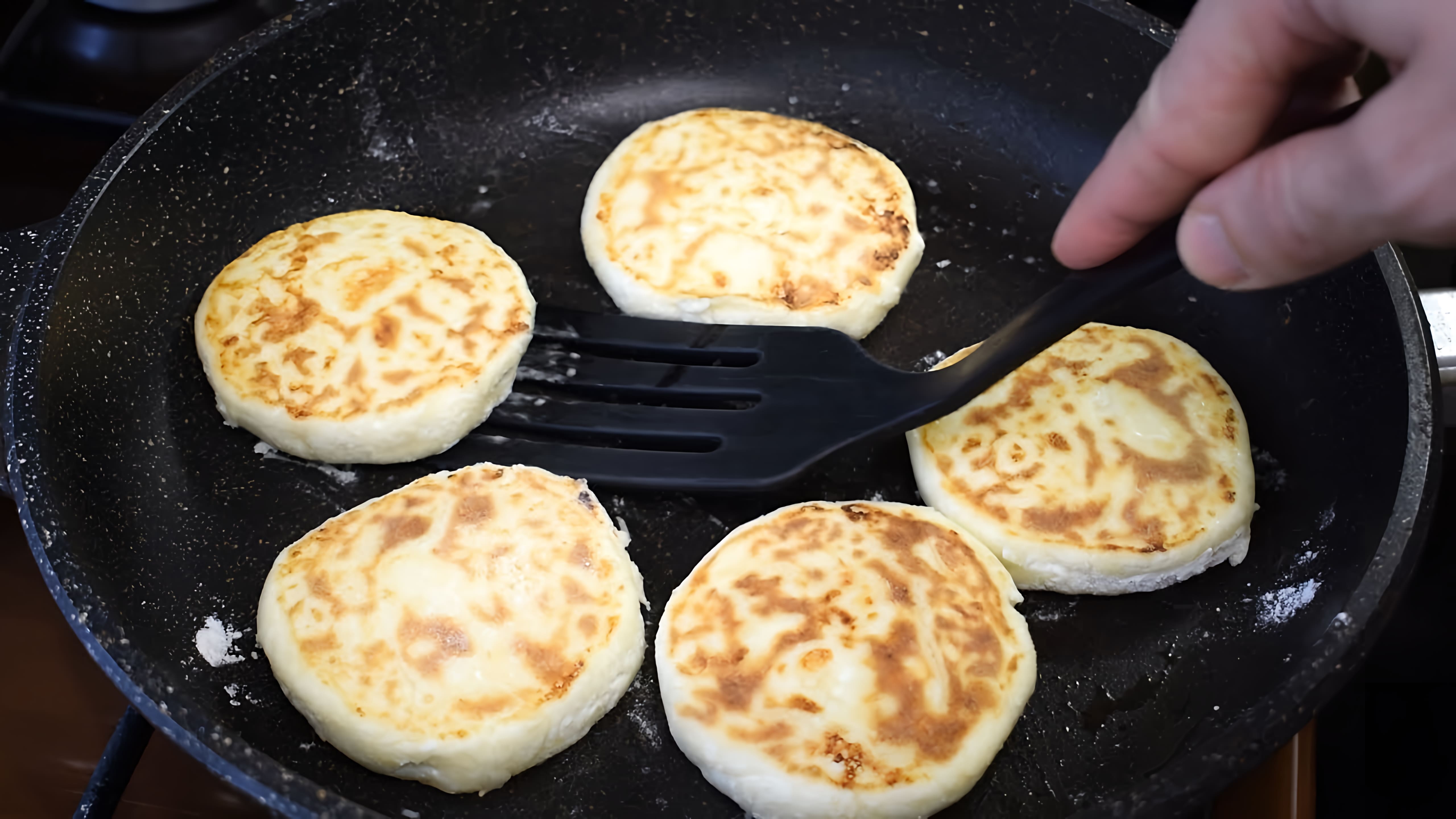 Видео: Настоящие домашние сырники из творога с вареньем и сметаной! Рецепт канала «Кулинарные Инструкции»