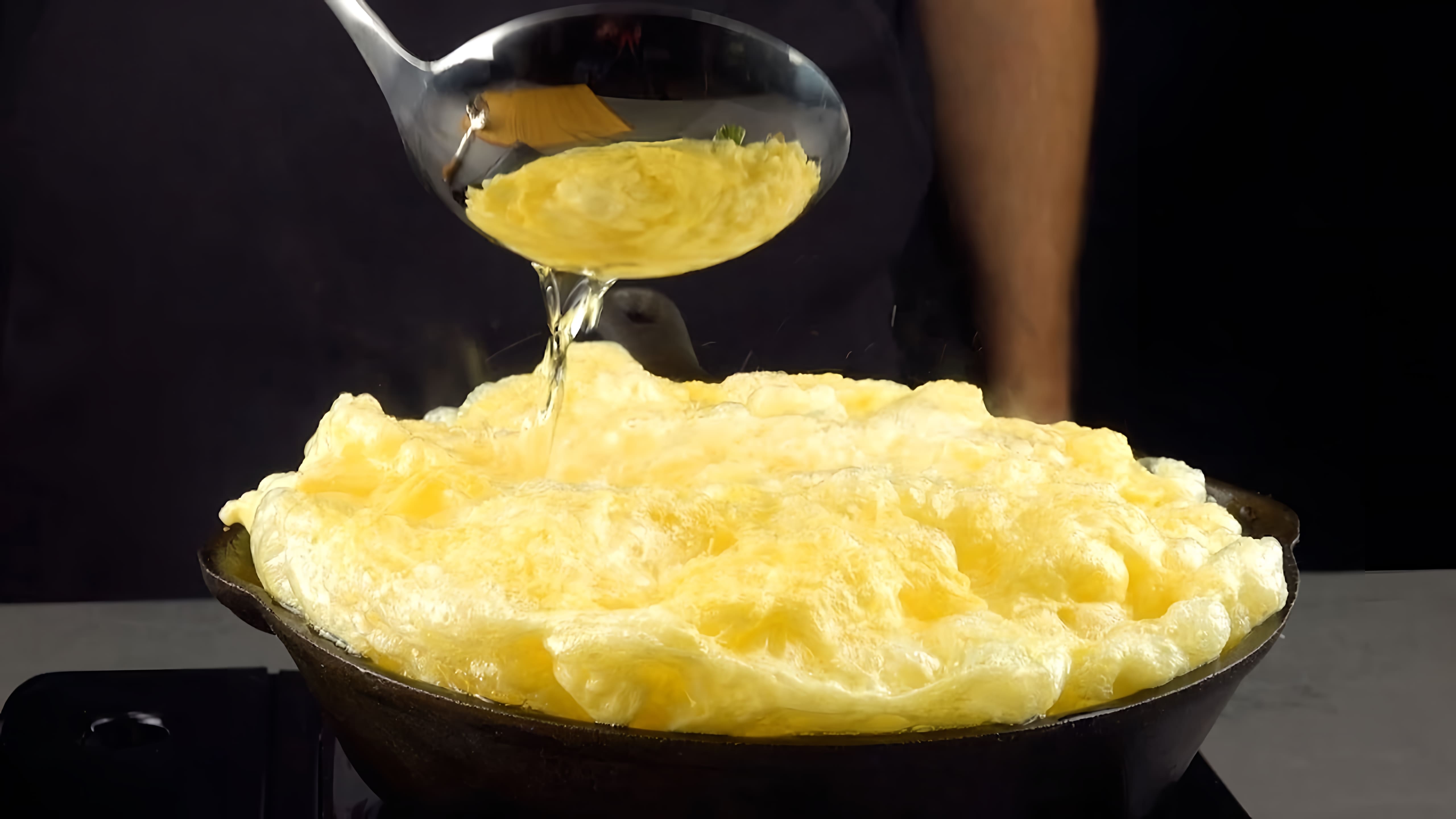 Видео: Этот омлет буквально взрывается на сковороде! Такого мы еще не готовили.