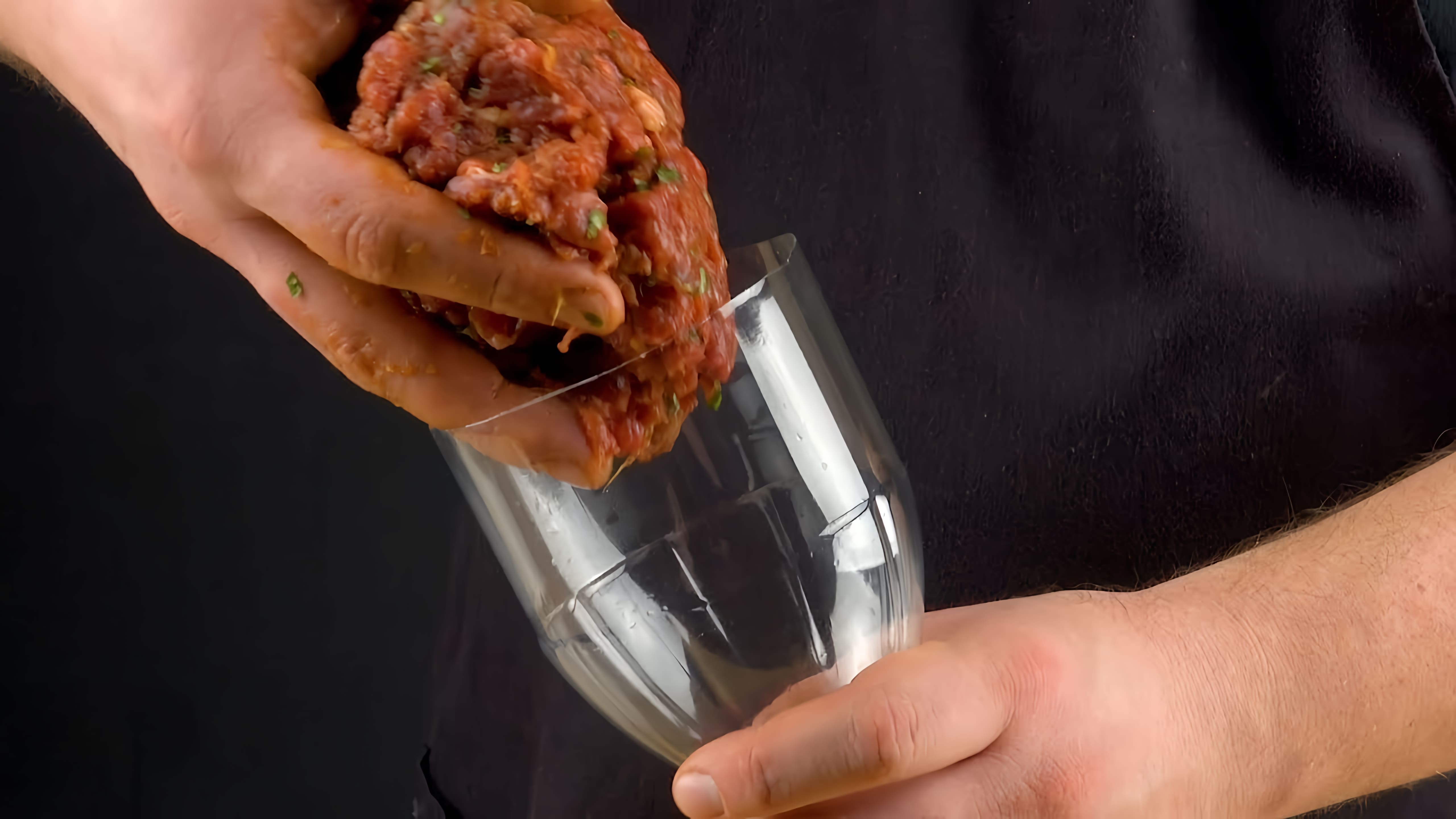 Видео: Зачем повар засовывает фарш в пластиковую бутылку?! Потрясающий результат!