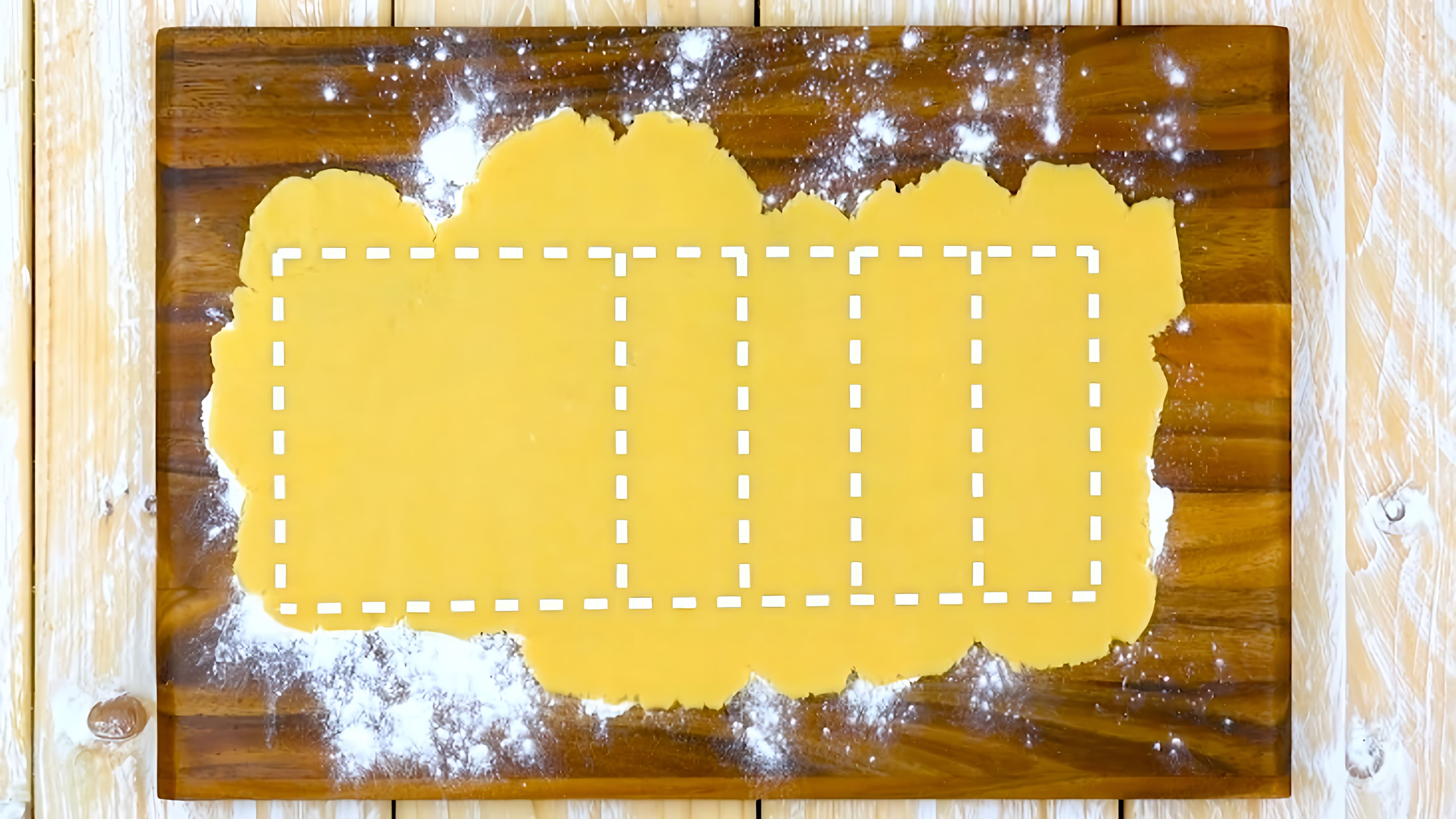 Видео: Вырезаем узор из песочного теста, добавляем начинку. Это шедевр!