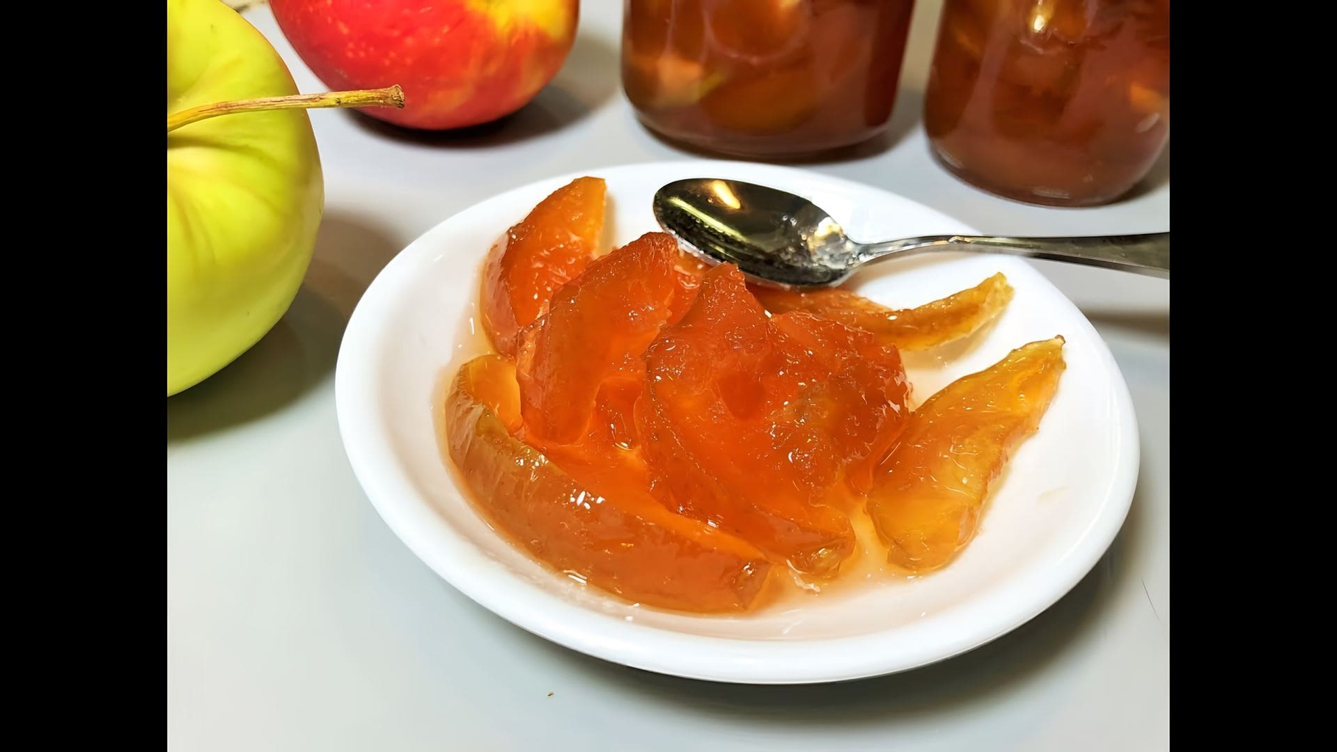 Варенье из яблок дольками прозрачное с лимоном. Янтарное яблочное варенье. Янтарное варенье из яблок. Яблочное варенье дольками. Варенье из яблок дольками.