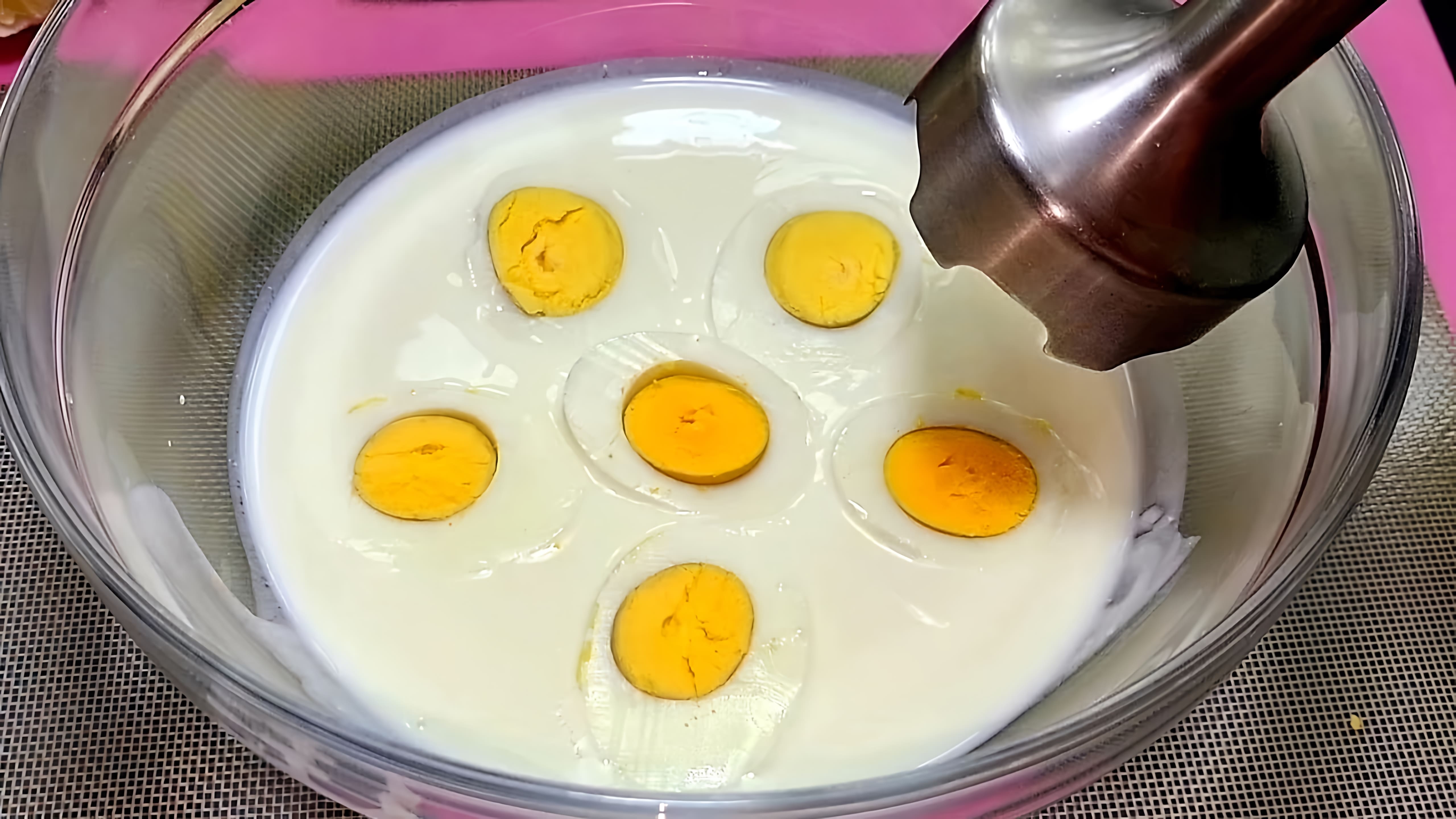 Видео: Взбейте йогурт с яйцом, и вы останетесь довольны результатом. Чрезвычайно просто и вкусно