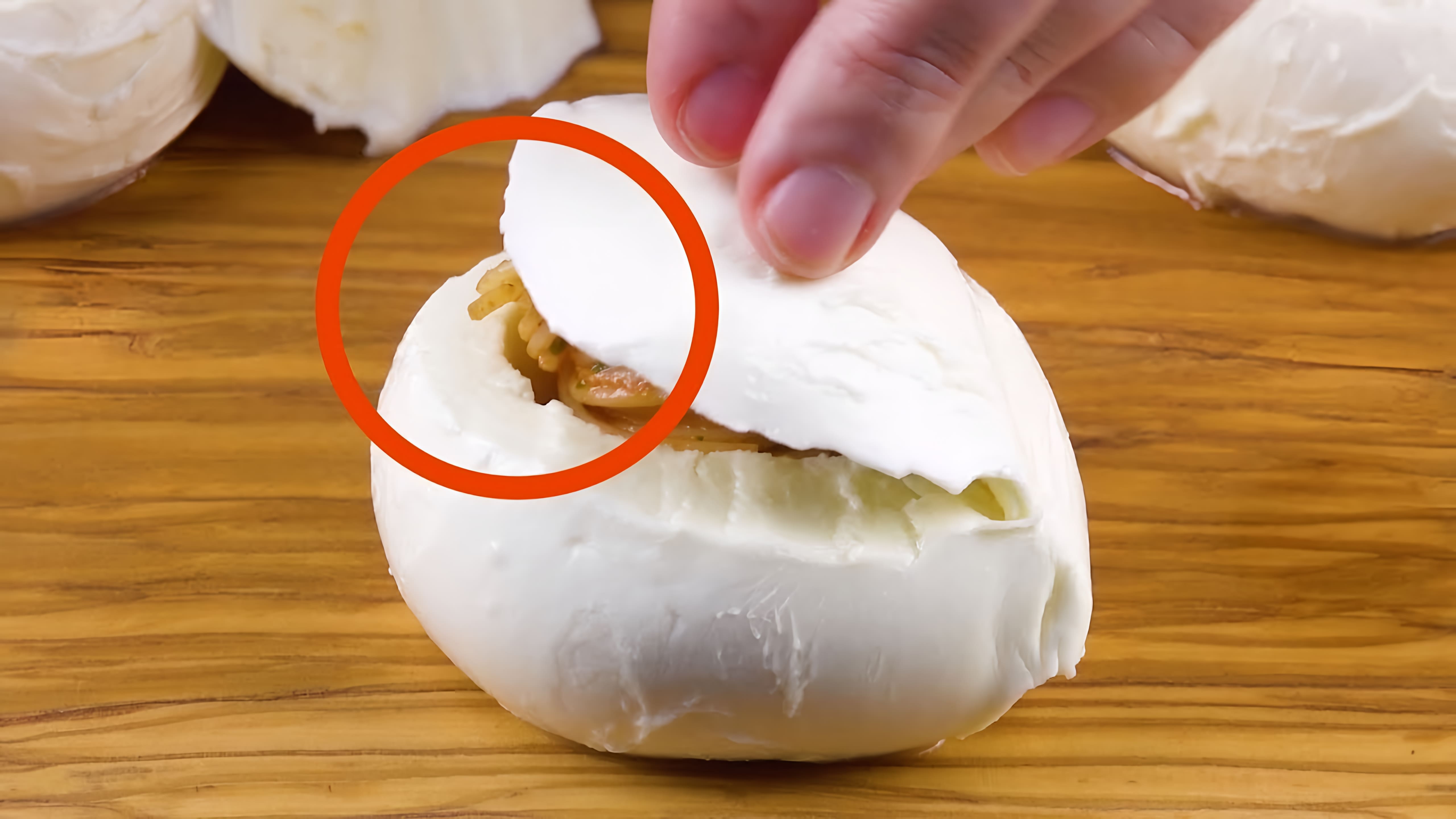 Видео: Ты точно не угадаешь, что внутри этой сырной булочки. Очень оригинальный ужин!
