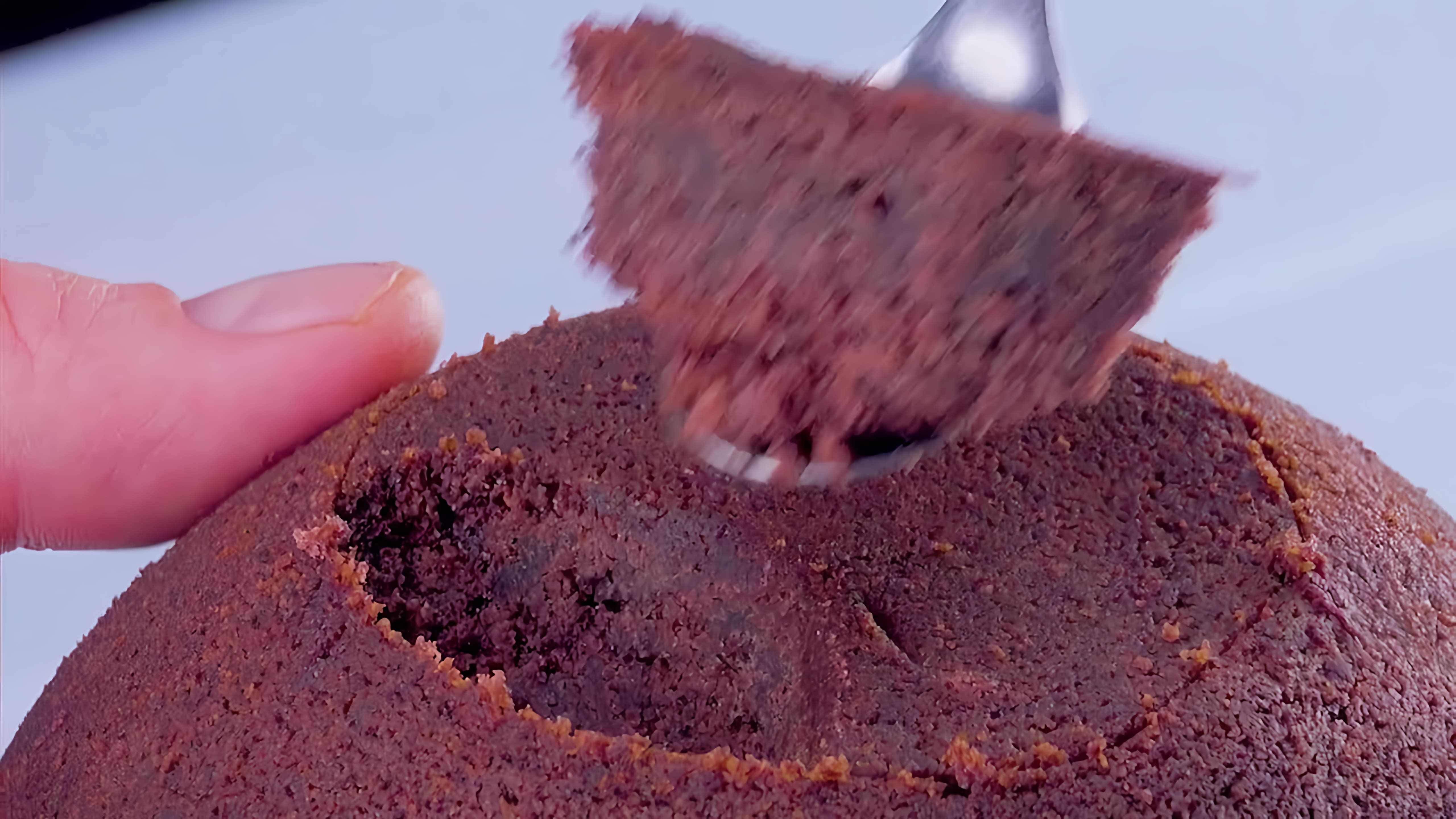 Видео: Сначала кажется, что мы просто готовим торт. Но получается что-то невероятное!