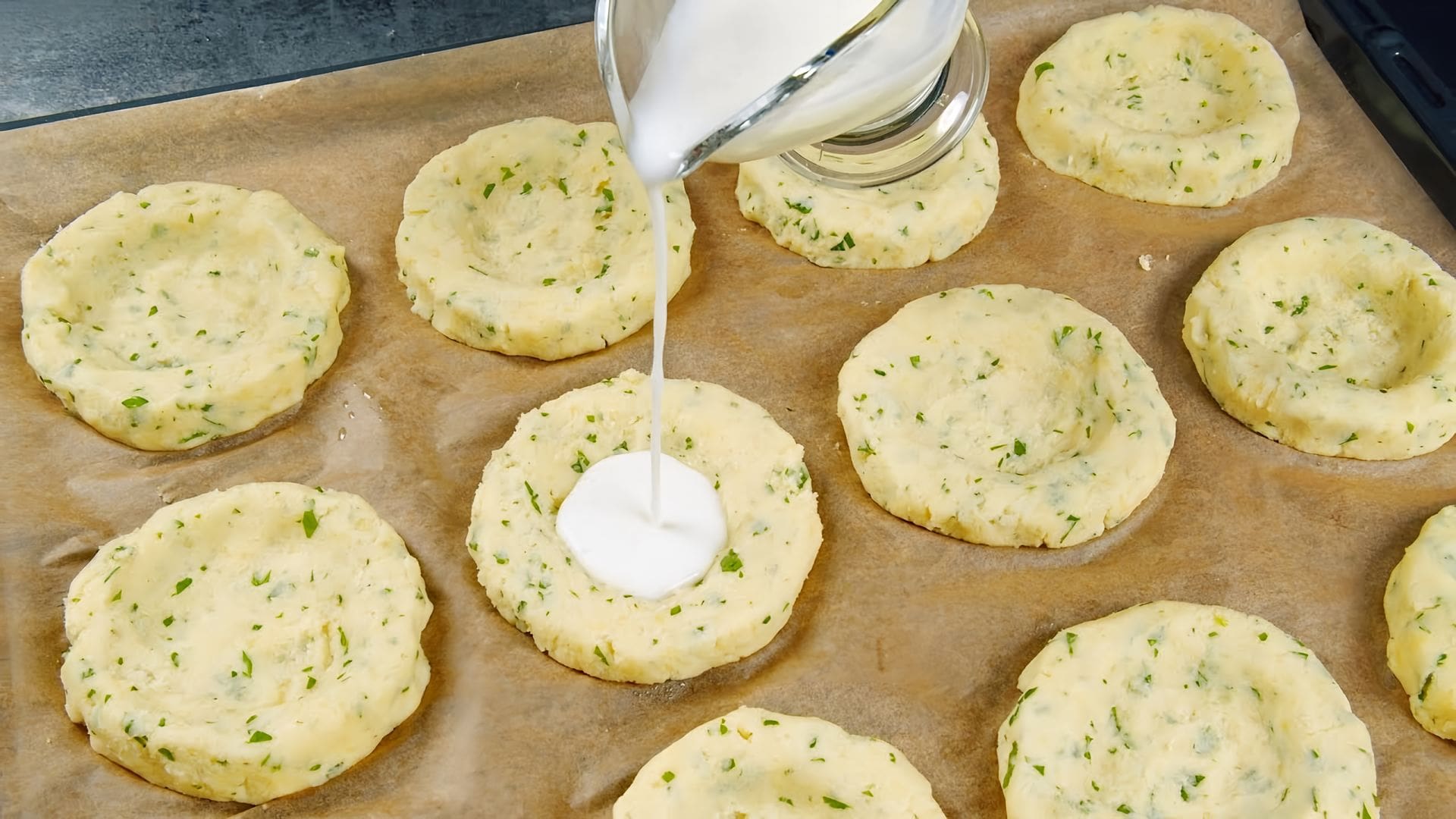 Видео: КАК НАКОРМИТЬ СЕМЬЮ вкусно и НЕДОРОГО! Отказаться ОТ ДОБАВКИ невозможно! Картофельные ватрушки