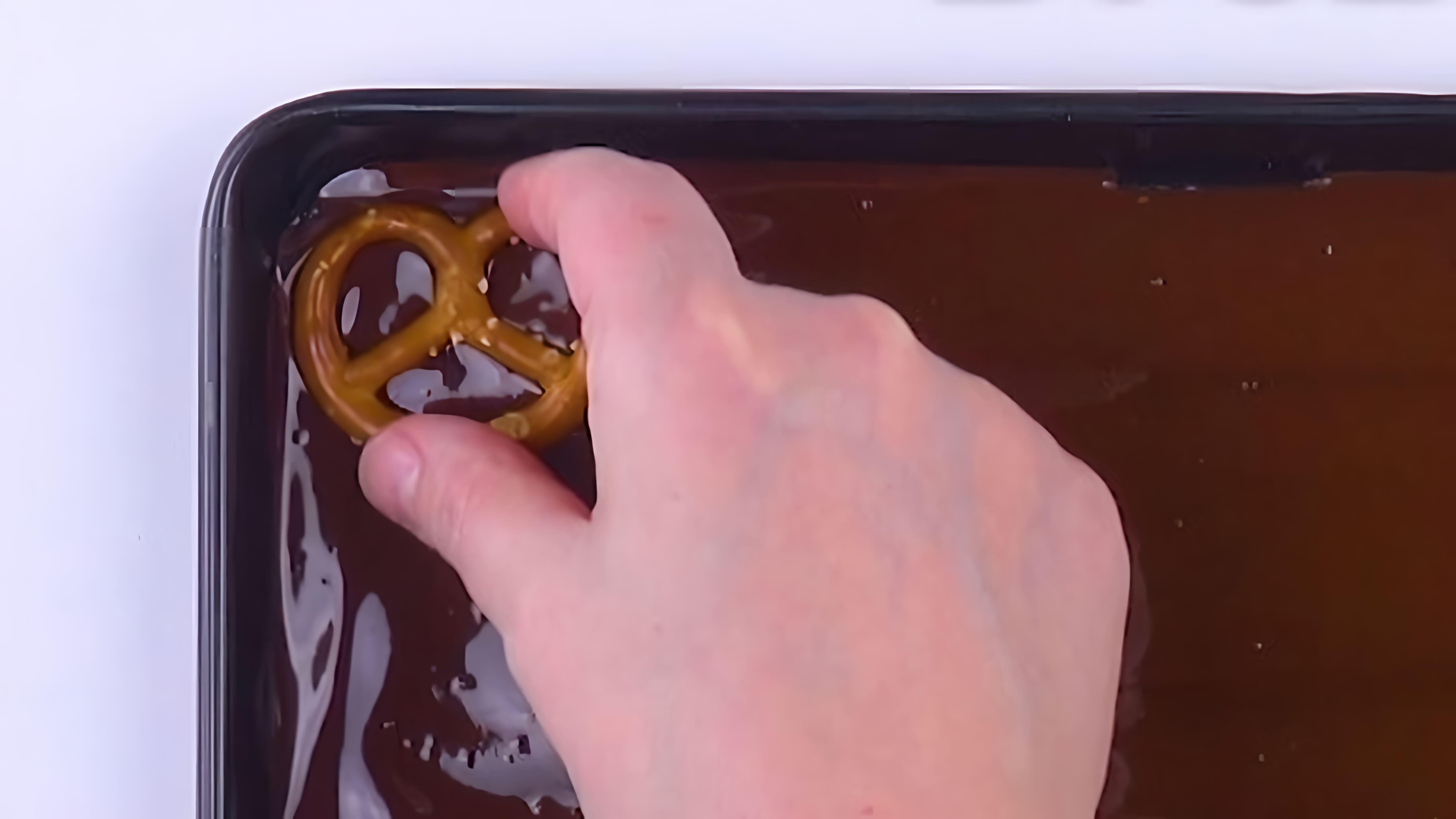 Видео: Погружаем крендельки в растопленный шоколад. Лучше подарка не придумать!