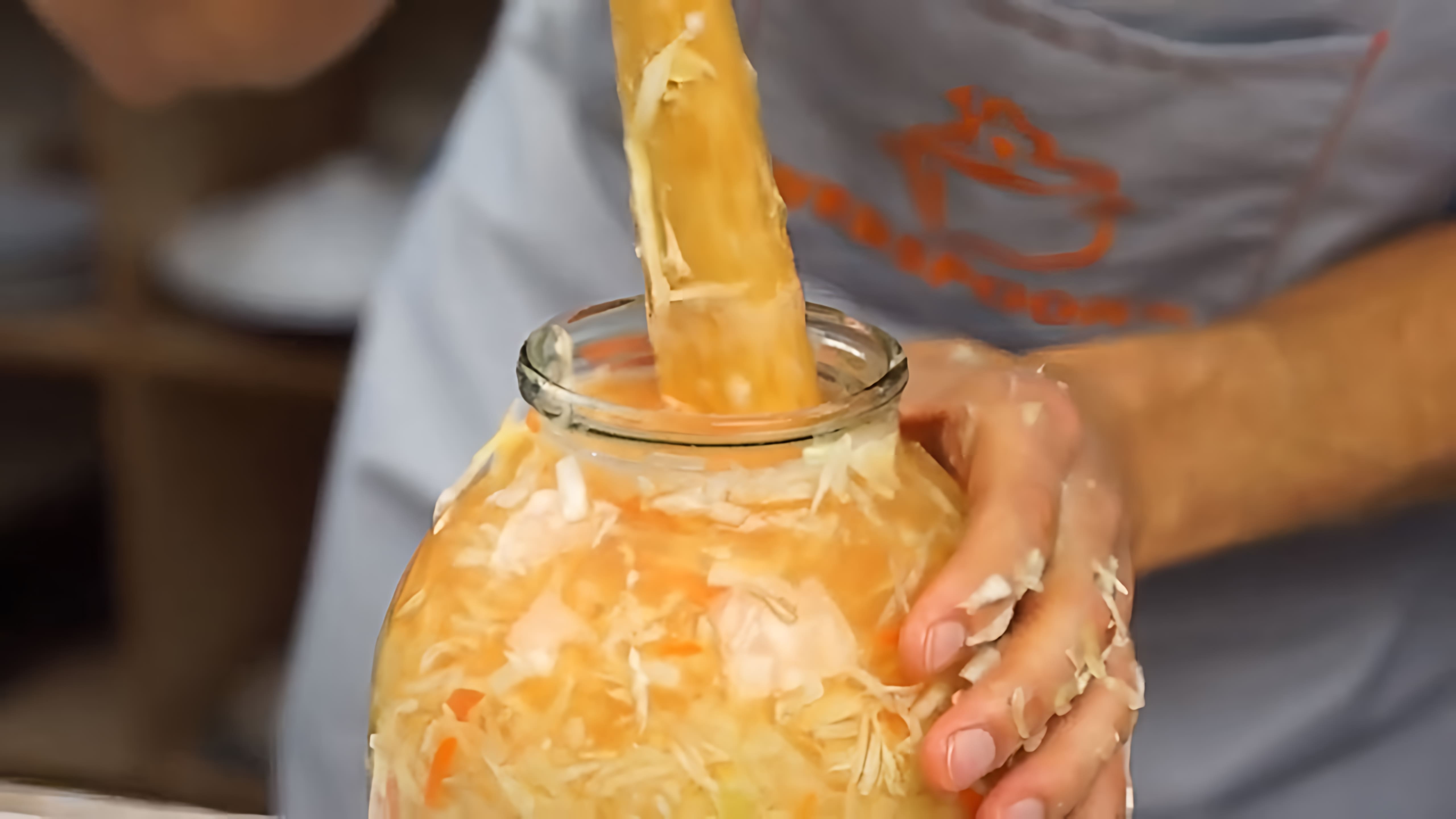 Видео: Квашеная капуста в банке по бабушкиному рецепту — сочная, хрустящая и очень вкусная закуска