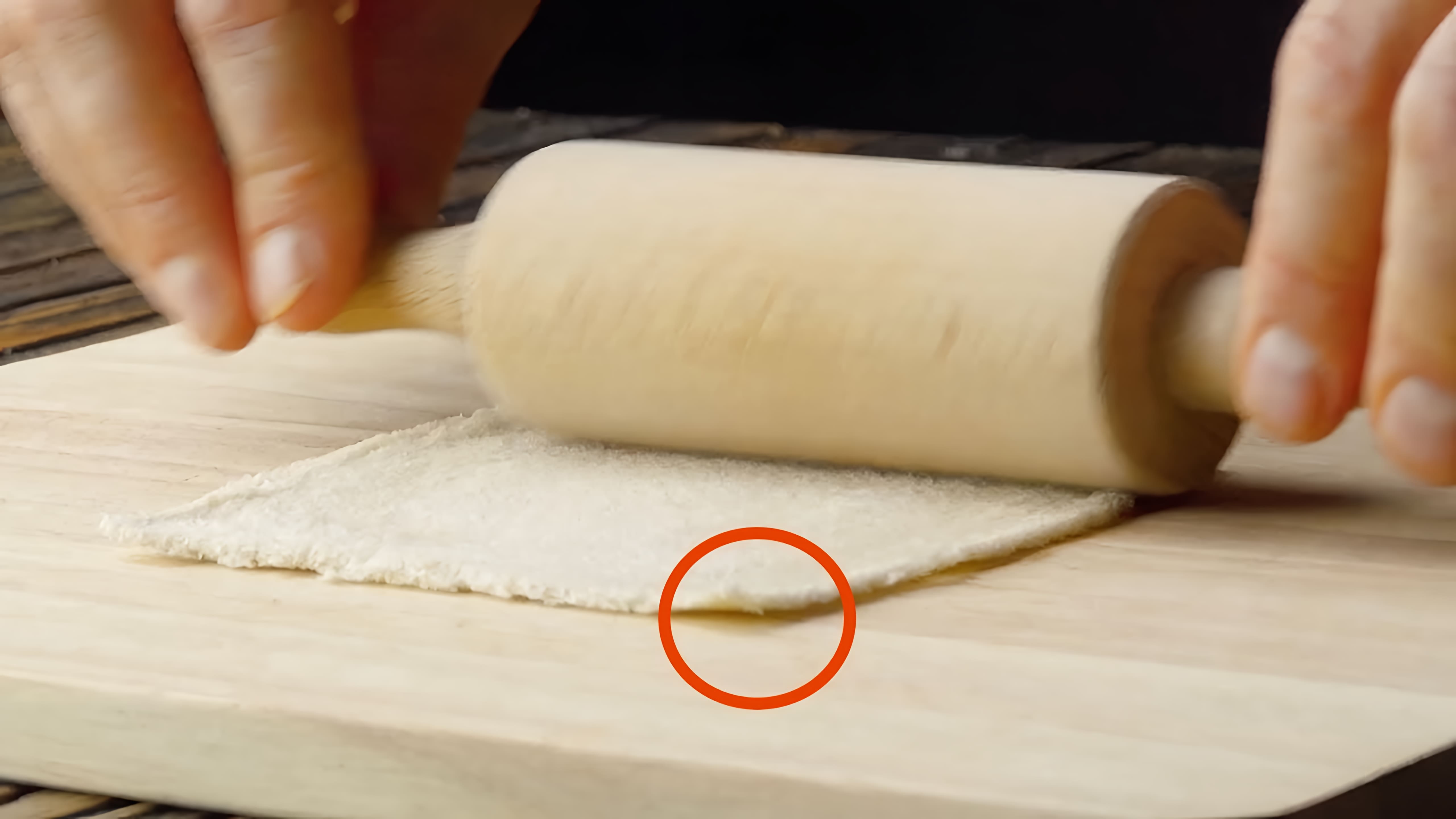 Видео: Раскатываем ломтик хлеба скалкой и добавляем начинку. И это только начало!