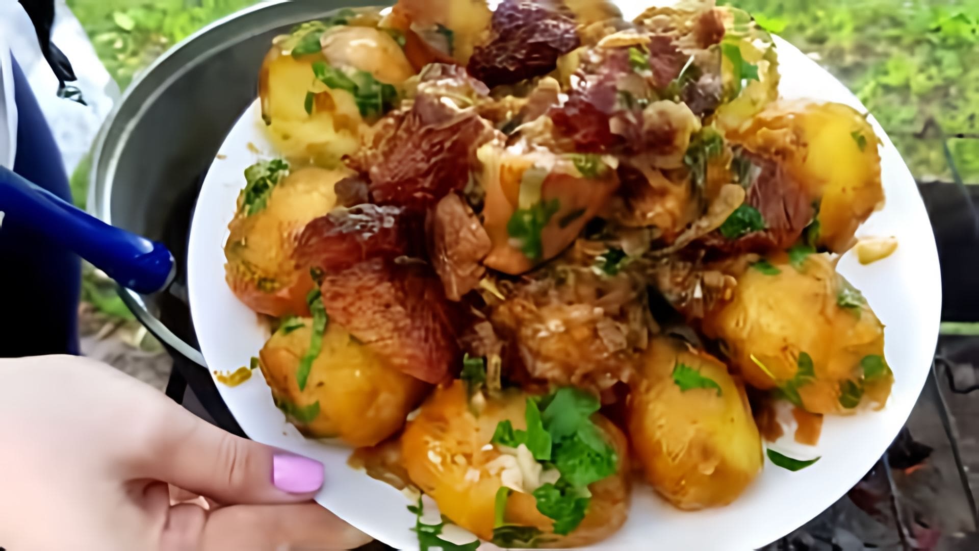 Видео: Знать бы Раньше Готовила бы Чаще! Картошка в Казане с Мясом. Готовим на Природе