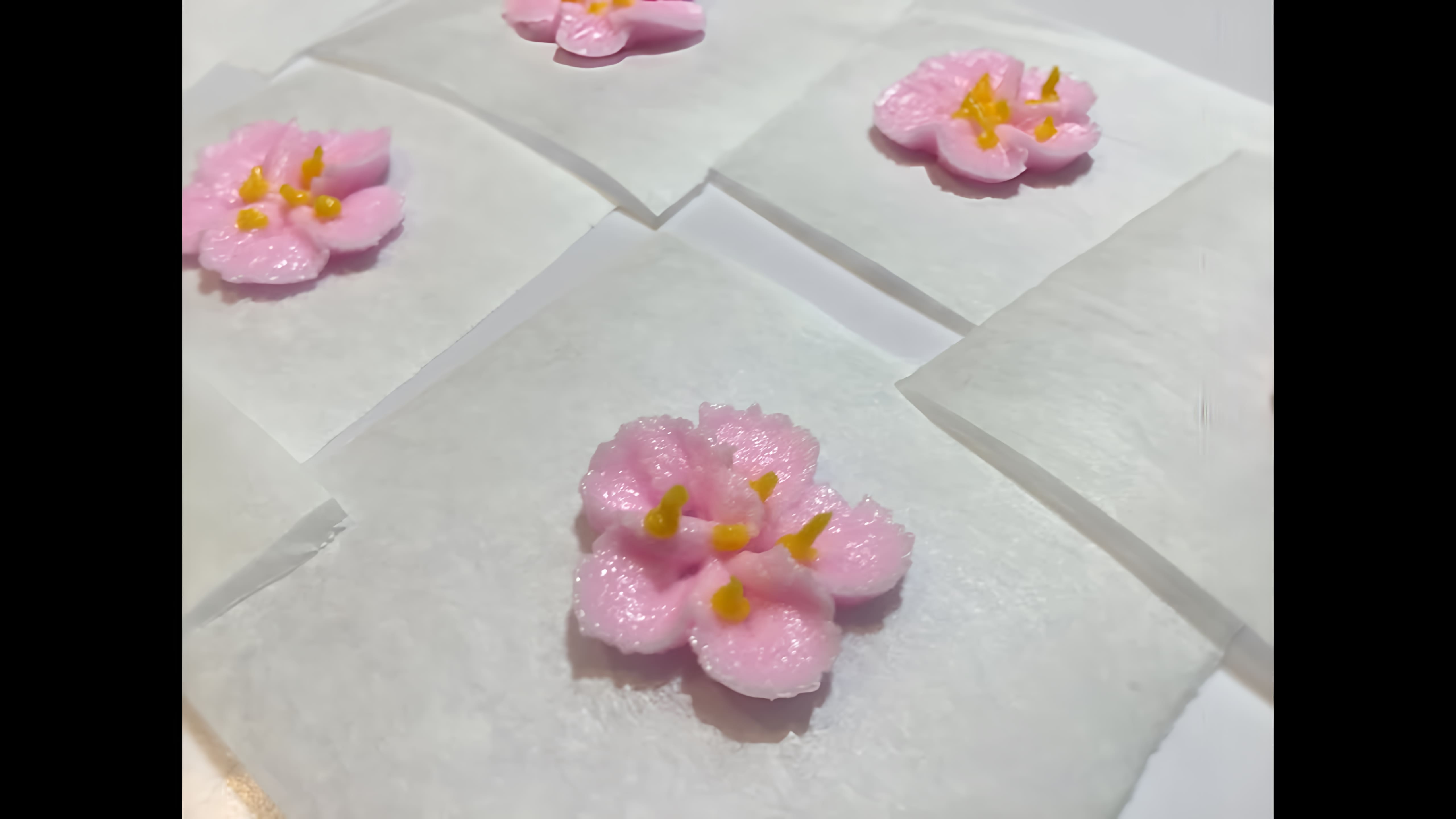 Видео: ЯБЛОНЕВЫЙ ЦВЕТОК. Как сделать цветок яблони из крема. Украшение для куличей, капкейков и тортов.